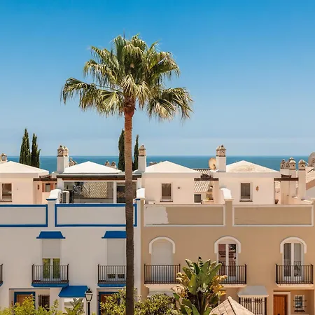 Townhouse In First Line Beach, Bahia De Marbella, بيت للعطل ماربيا