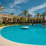 Townhouse In First Line Beach, Bahia De Marbella, Dom wakacyjny Marbella